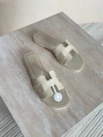 Hermés Oran Sandal "Off-White" - Image 4