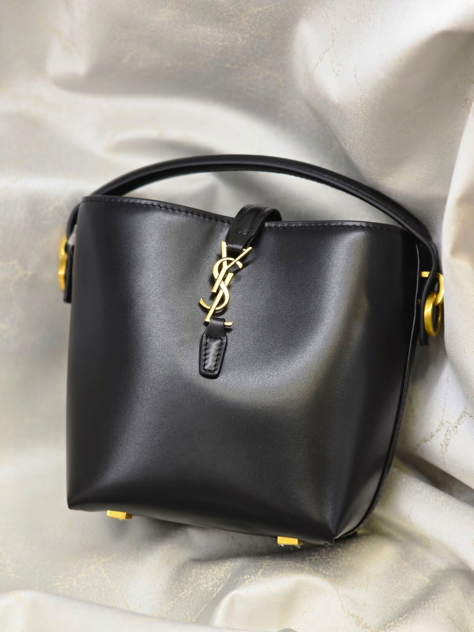 WhatsApp Image 2026-07-18 at 01.13.21 (1) SAINT LAURANT LE 37 Bucket Bag - Image 1