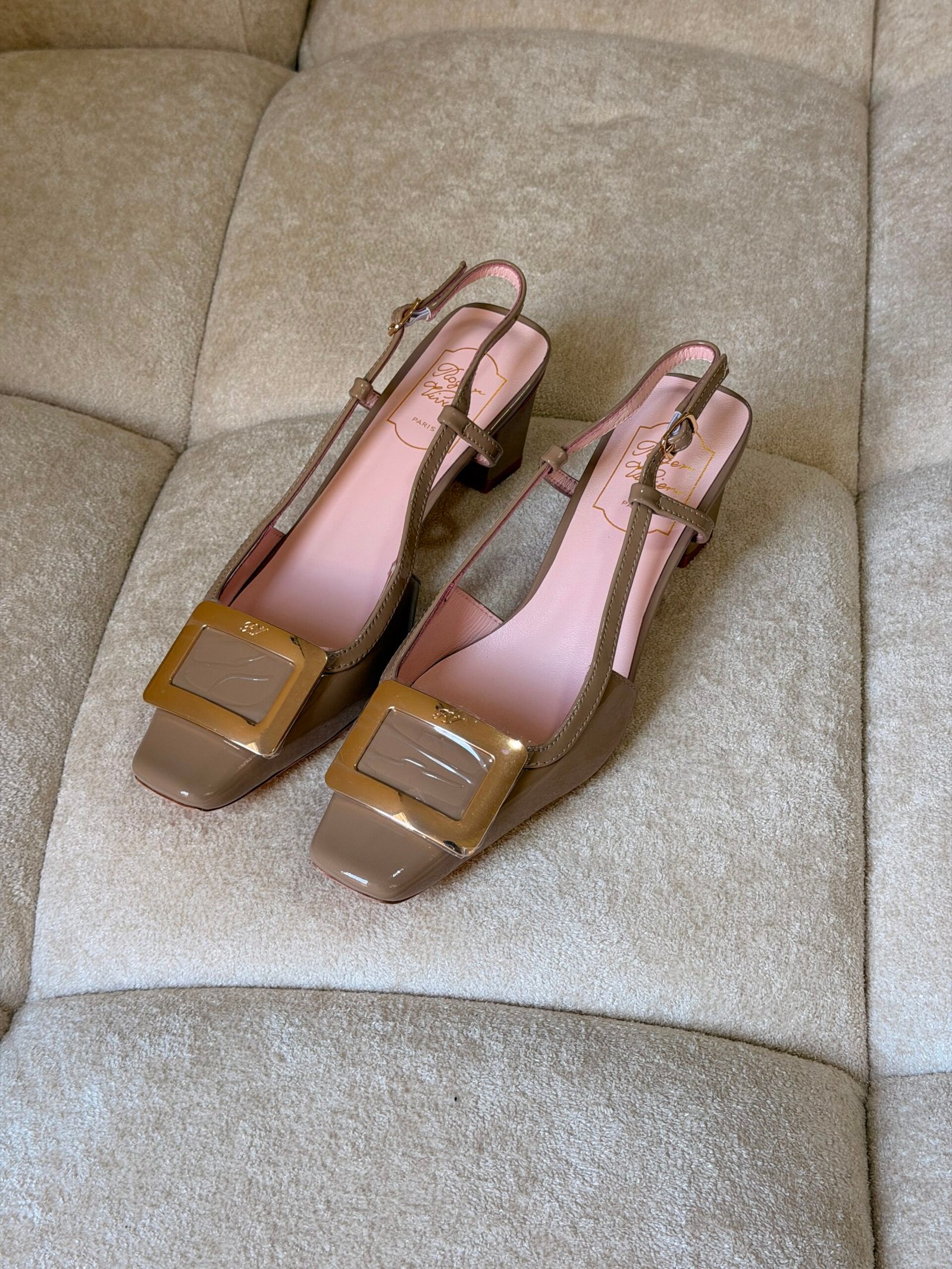 WhatsApp Image 2026-07-23 at 03.54.04 (2) Roger Vivier Belle Vivier patent leather slingback pumps "Beige" - Image 1