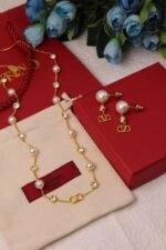 V logo Signature Nacklace & Earrings
