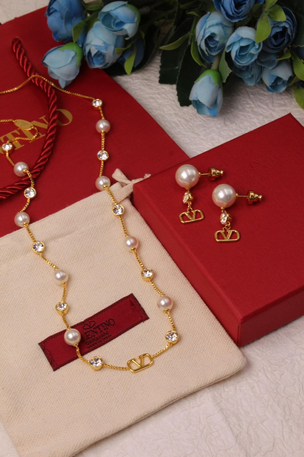 WhatsApp Image 2026-08-06 at 20.41.06 V logo Signature Nacklace & Earrings - Image 1
