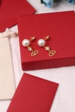 V logo Signature Nacklace & Earrings - Image 3