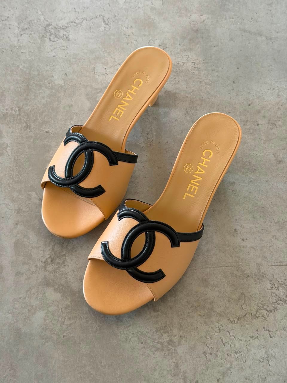 WhatsApp Image 2026-08-07 at 15.01.00 (1) Chanel 2026 Lambskin Heeled Mules in Beige color & Black color CC logo on the strap - Image 1