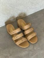 Chanel Mules in Beige Shiny Calfskin Leather with gold-tone CC turnlock logo on the straps - Image 2
