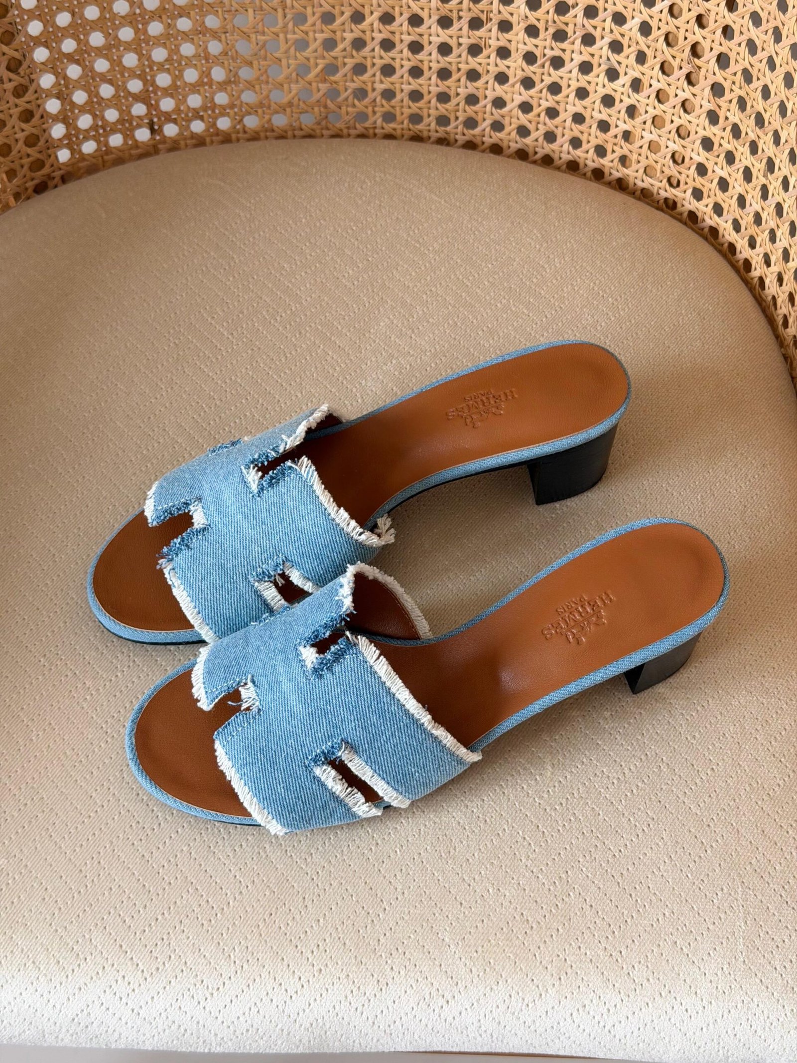 WhatsApp Image 2026-08-20 at 21.03.33 (1) Hermès Oasis sandal in bleu clair fringed denim - Image 1