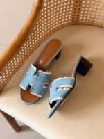 Hermès Oasis sandal in bleu clair fringed denim - Image 2