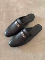 Hermès Oz Mules in goatskin with the iconic palladium-plated kelly buckle - Image 3