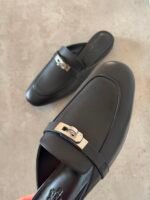 Hermès Oz Mules in goatskin with the iconic palladium-plated kelly buckle - Image 4