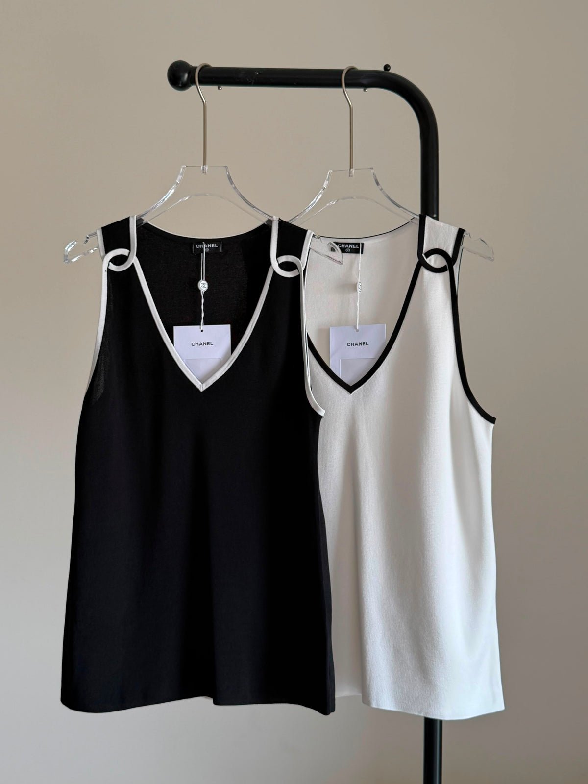 WhatsApp Image 2026-08-30 at 15.16.07 Chanel V-Neck Kint Sleeveless Top - Image 1