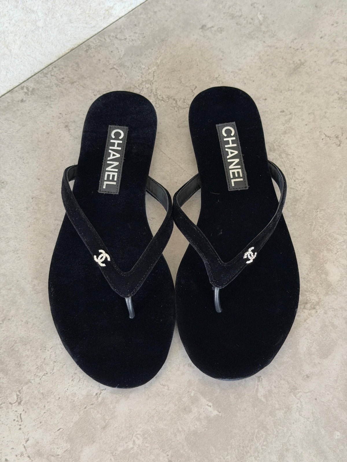 WhatsApp Image 2026-09-04 at 20.00.47 (3) Chanel Velvet CC Thong Sandals - Image 1