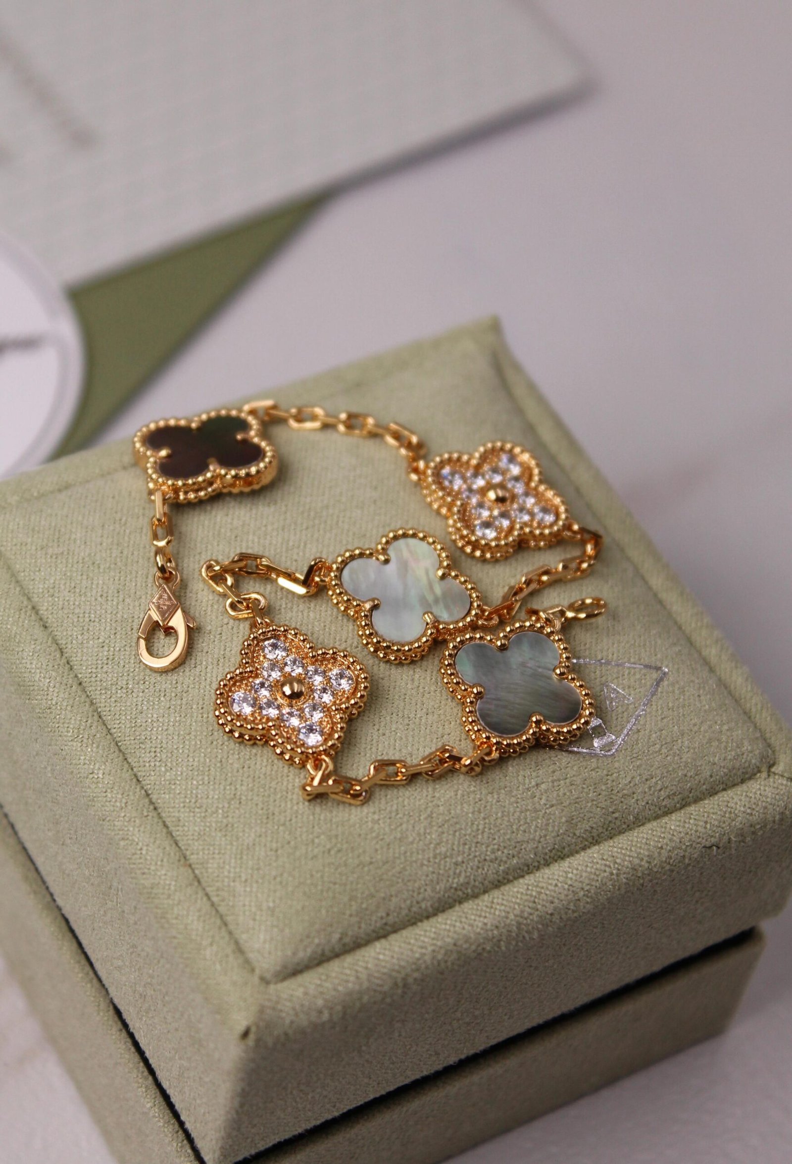 WhatsApp Image 2026-09-11 at 3.26.10 AM (1) VanCleef & Arpels Alhambra Braclet 5 Motifs the bright Gray - Image 1